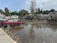 Buca'da şantiyedeki çöpler sağanak yağmurda yola sürüklendi