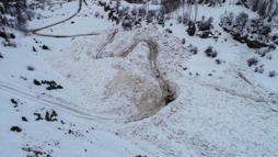 Çatak’ta çığın kapattığı mezra yolu 13 gün sonra açıldı