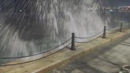 İstanbul - İstanbul'da fırtına nedeniyle bazı binaların çatısı uçtu, denizde dev dalgalar oluştu