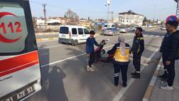 Yolun karşısına geçen yayaya motosiklet çarptı; 2 yaralı