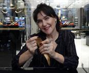 Şevval Sam, Trabzon hasırını işleyen kadınlara eşlik etti