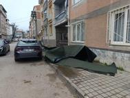 Lodosta uçan çatı kaplama malzemesi otomobilin üzerine düştü