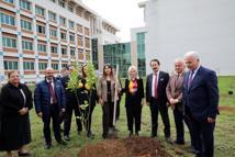 Rektör Özkan İlahiyat Fakültesi'nde ağaç dikti, Gazze sergisini gezdi