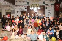 Teravih namazına gelen çocuklara pamuk şekeri ve balon sürprizi