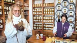 Eski manken Tuğba Özay Kars'ı gezdi, yöresel ürünlerden satın aldı