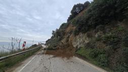 Heyelanda kapanan sahil yolu açıldı (2)