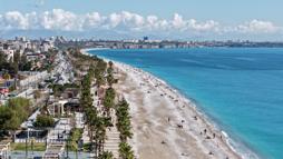 Antalya'da güneşi gören sahile koştu