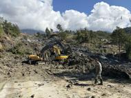 Muğla'da toprak kayması; yol ulaşıma kapatıldı