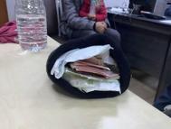 Dilenerek topladıkları parayı çocuk bezinin arasına sakladılar