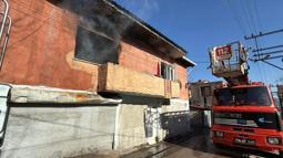 2 katlı evdeki yangını itfaiye söndürdü