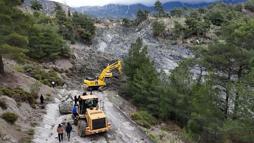 Muğla'da ekipler heyelan nedeniyle kapanan yolu açmak için çalışma başlattı