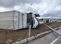 Büyükbaş yüklü kamyonet devrildi; 3 yaralı