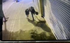 Kaldırımda yürüyen anne ile kızı, çöken binadan savrulan beton parçalarından kaçarak kurtuldu