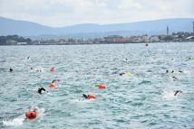 Kış ayında çocuklar için 'Hava soğuk, su soğuk, yürekler sıcak' sloganıyla kulaç attılar