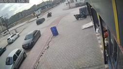 Otomobil ve motosikletin çarpışmasıyla 2 kişinin yaralandığı kaza anı kamerada
