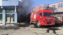 Kars'ta mobilya deposunda yangın