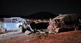 Diyarbakır’da otomobil ile hafif ticari araç kafa kafaya çarpıştı: 5 ölü, 2 yaralı