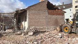 Yol genişletme çalışması sırasında evin bahçe duvarı yıkıldı