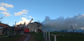 Evin çatısında çıkan yangını itfaiye söndürdü