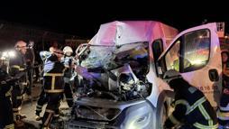 Kamyonet park halindeki TIR’a çarptı; sıkışan yolcu ağır yaralandı