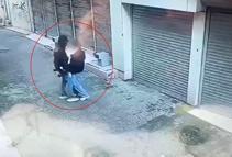 Sokak ortasında tornavidalı gasba 1 tutuklama; olay kamerada