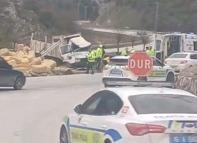 Devrilen kamyonun şoförü yaralandı