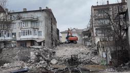 Yıkım sırasında bitişik binadaki dairenin yatak odasının duvarı yıkıldı