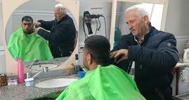 Depremde iş yeri yıkılan 55 yıllık berber, konteynerde mesleğini sürdürüyor