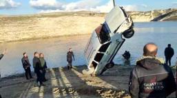 Nehir kenarına bırakılan otomobil suya sürüklendi