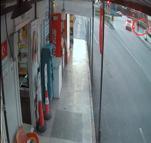 Kırmızı ışık ihlali yapan motosikletli, otomobille çarpıştı; kaza anı kamerada