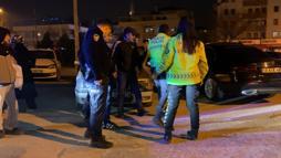 Yüksek sesle müzik dinleyen sürücünün aracı trafikten menedildi; baba polise direndi