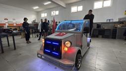 Lise öğrencileri geri dönüşüm malzemeleri ile araç üretti