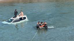 Hafif ticari araç, köprüden baraj gölüne düştü; sürücü kurtarıldı