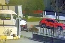 Minibüs ile motosikletin çarpıştığı kaza kamerada: 2 yaralı