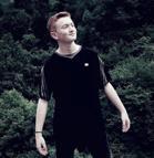 Minibüs, trafik levhası direğine çarptı; sürücü öldü, babası yaralandı