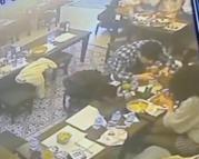 İstanbul - Taksim’de yemek yerken dudağını böcek ısırdı; şikayetçi oldu