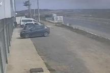 Çatalca'da kamyonun refüje çarptığı kaza kamerada