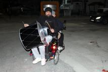 Eşinin kullandığı motosiklette davul çalarak mahalleliyi sahura kaldırıyor