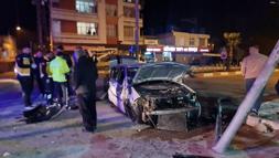 Kontrolden çıkan otomobil refüje çarptı: 2 yaralı