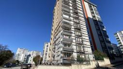 Boya yaparken belindeki halat kopunca 3’üncü kattan düşüp, yaralandı