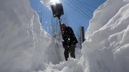 Bitlis'te köylüler açtıkları kar tünelleri ile ulaşım sağlıyor