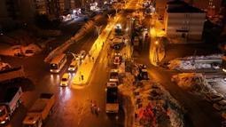 Bitlis'te Karayolları ekipleri kar temizleme ve yol genişletme çalışması yaptı