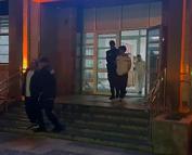 Firari hükümlü baba ile 2 oğlu, yangın merdiveninde yakalandı