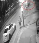 Otomobilin, park halindeki TIR’ın altına girdiği kaza kamerada