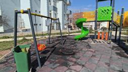 Parkta lastik yakıp, oyun gruplarına zarar verdiler; olay kamerada