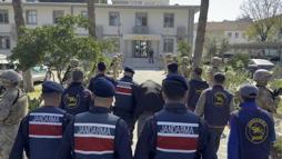 Annesini odunla başına vurup, öldürdü