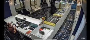 Kuyumcu, soygunu çay kazanını fırlatarak önlemeye çalıştı