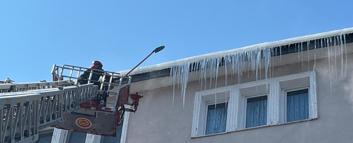 Ardahan’da binalardan sarkan dev buz kütleleri temizleniyor