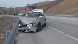 Çorum'da bariyere çarpan otomobilin sürücüsü yaralandı