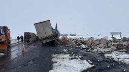 Devrilen zift yüklü tankere, TIR çarptı: 2 yaralı